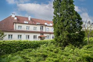 a large white house with a red roof at Dom Pracy Twórczej Politechniki Morskiej w Szczecinie in Świnoujście