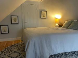 1 dormitorio con 1 cama blanca grande en una habitación en Lofted 1 Bedroom in Historic Downtown Shelburne, en Shelburne
