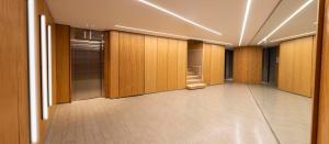 un pasillo vacío con armarios de madera y una habitación en Fliphaus Guateflat 'e' - 1 Bd Palermo Soho en Buenos Aires