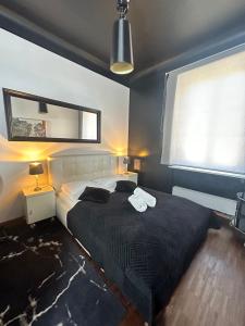 1 dormitorio con 1 cama con 2 toallas en Chmielna Guest House en Varsovia