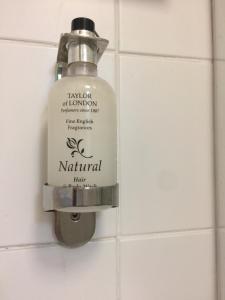 butelka londyńskiego naturalnego mydła wiszącego na ścianie w obiekcie Penzance Seaside studios w mieście Penzance