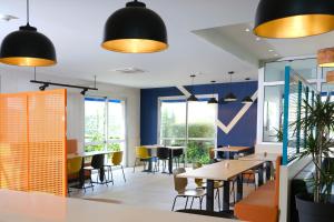 ibis budget Toulouse Colomiers tesisinde bir restoran veya yemek mekanı