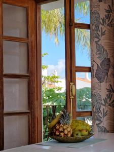 サンミゲル・デ・アボナにあるSunny Oasis Amarilla Golfの窓際のテーブルに果物を盛り付けます