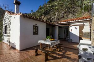 テロルにあるCasa Rural La Escalerillaのテーブルと家のあるパティオ