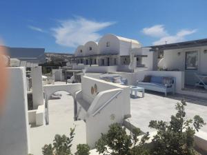 widok na biały dom w obiekcie Sea paradise villas - Seaside & private jacuzzi w mieście Oia