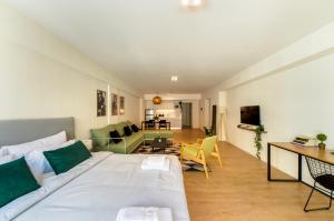 a living room with a bed and a dining room at Fliphaus Be Libertador - Lux 4 Pax Loft 13-18 in Buenos Aires