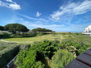Elle offre une vue sur un parc planté d'arbres et de buissons. dans l'établissement Sol-y-Days Grand Large, front de mer vue panoramique jardins et mer, au Grau-du-Roi