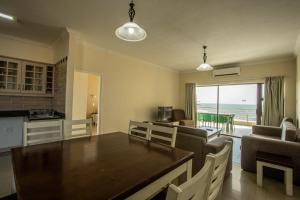 una cucina e un soggiorno con tavolo e sala da pranzo di Saints View Resort Unit 22 a Uvongo Beach