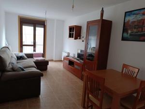 a living room with a couch and a table at Mi Morada - Apartamento in Lalín