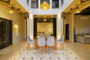a dining room with a table and chairs at Villa Riad Mamouni - piscine privée et jacuzzi in Marrakech