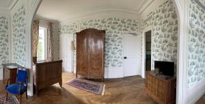 ラ・マンブロル・シュル・ショワジーユにあるChâteau De L'aubrière - Les Collectionneursの緑と白の壁紙を用いたリビングルーム