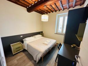 sypialnia z łóżkiem i oknem w obiekcie Locazione Turistica Rania w mieście Capannori