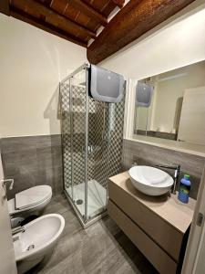 łazienka z 2 umywalkami i prysznicem w obiekcie Locazione Turistica Rania w mieście Capannori