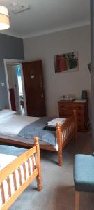 um quarto com 2 camas individuais e uma cómoda em Arncliffe Arms em Glaisdale