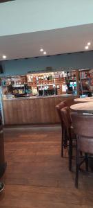 un restaurante con un bar con mesas y sillas en Arncliffe Arms en Glaisdale
