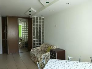 uma sala de estar com um sofá e uma mesa em Apartament Wyszyńskiego 32m16 em Kalisz