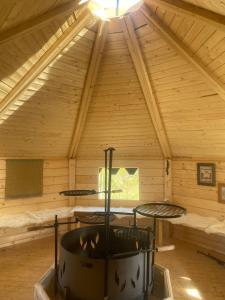 un interior de una cabaña de madera con una estufa en ella en Niiralan Tila : Skyview Cabin, en Pahajoki