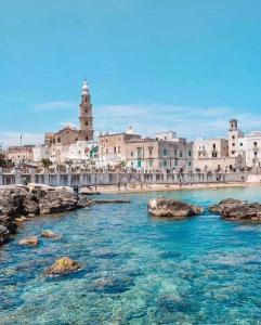 Blick auf einen Strand mit Felsen im Wasser in der Unterkunft Antonia Jess Central ,Near Beach- by Gessica homes in Monopoli