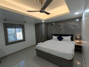 um quarto com uma cama e uma ventoinha de tecto em Stayvilla em Rānchī