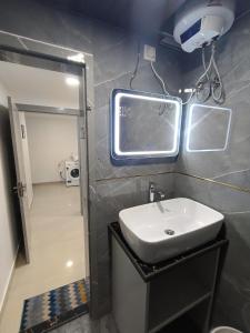 ein Bad mit einem Waschbecken und einem Spiegel in der Unterkunft Stayvilla in Ranchi