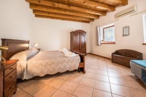 Un dormitorio con una cama y una mesa en una habitación. en Bilo Garden Agriturismo Teboi, en Lazise 17 fotos más