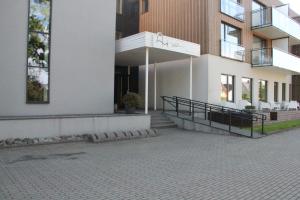 un edificio con una escalera que conduce a un edificio en Aisa 39 Apartments en Pärnu