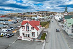 胡薩維克的住宿－Bjarnabúð，白色房屋,享有小镇的空中景色