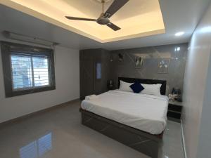 um quarto com uma cama e uma ventoinha de tecto em Stayvilla em Ranchi