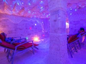 una habitación con una casa de hielo con gente sentada en sillas en Porto Sokhna Resort en Ain Sokhna