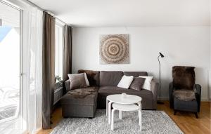 Ruang duduk di 2 Bedroom Awesome Apartment In Visby