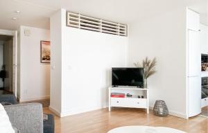 En TV eller et underholdningssystem på Nice Apartment In Visby With Wifi