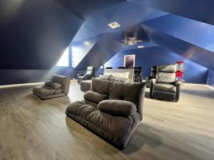 sala de estar amplia con sofá y sillas en Hidden Gem, Riverview, Pool en Riverview