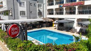 Bazén v ubytování Moni Hotel nebo v jeho okolí