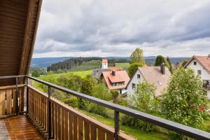 een balkon met uitzicht op een dorp bij Haus am Südhang in Lenzkirch