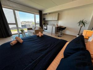ein großes Bett in einem Zimmer mit einem großen Fenster in der Unterkunft Modern Lux Apartment with Great View in Tallinn