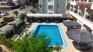 Bazén v ubytování Moni Hotel nebo v jeho okolí