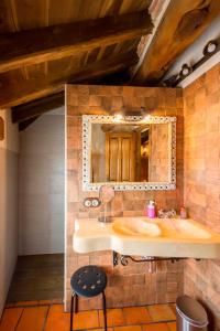La salle de bains est pourvue d'un lavabo et d'un miroir. dans l'établissement Los Lebreles Namaste I y II, desconecta en las Hoces del Duratón, à Hinojosas del Cerro