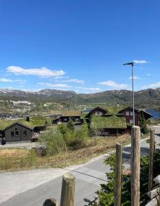 uitzicht op een stad met huizen en een weg bij Holiday apartment close to Kjerag in Tjørhom