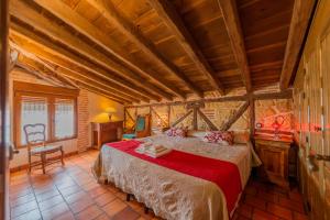 - une chambre avec un grand lit dans l'établissement Los Lebreles Namaste I y II, desconecta en las Hoces del Duratón, à Hinojosas del Cerro
