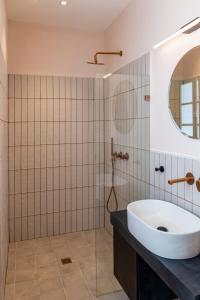uma casa de banho com um lavatório e um espelho em Mila - Boutique Hotel em Haifa