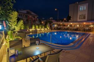 Bazén v ubytování Moni Hotel nebo v jeho okolí
