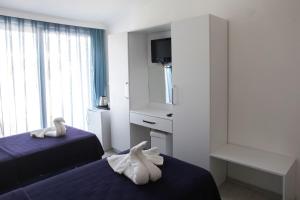 Habitación de hotel con 2 camas y toallas en Navy Hotel, en Marmaris