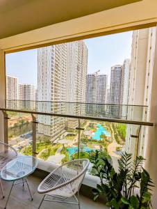 einen Balkon mit Stühlen und Stadtblick in der Unterkunft Luxury Apartment-Vinhomes Grand Park in Gò Công