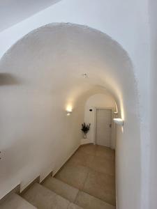 un pasillo con una pared blanca y una puerta blanca en Villa Pino en Furore