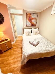 1 dormitorio con cama, lámpara y ventana en Garden Place en Clevedon
