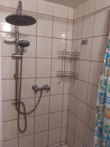 uma casa de banho com uma cabeça de chuveiro em Apartament pod Szlakiem em Korbielów