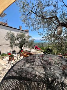 una mesa con vistas al océano desde una casa en Villa Basso Gargano, en Monte SantʼAngelo