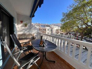 einen Balkon mit einem Tisch und Stühlen in der Unterkunft Apartamento las Palmeras in Roses