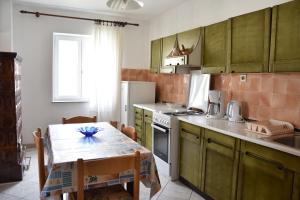 une cuisine avec une table et une table ainsi qu'une salle à manger dans l'établissement Apartman Miki, à Fažana