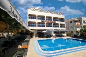 Bazén v ubytování Moni Hotel nebo v jeho okolí